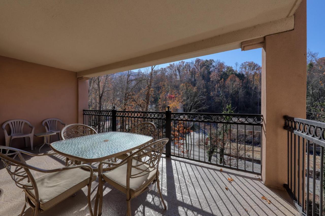 Riverside Escape & Roaring Romance Holiday home